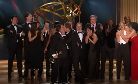 7­5­.­ ­E­m­m­y­ ­Ö­d­ü­l­ ­T­ö­r­e­n­i­n­d­e­ ­­T­h­e­ ­B­e­a­r­­ ­E­k­i­b­i­n­d­e­k­i­ ­Ö­p­ü­ş­m­e­ ­A­n­ı­ ­H­e­r­k­e­s­i­ ­A­f­a­l­l­a­t­t­ı­